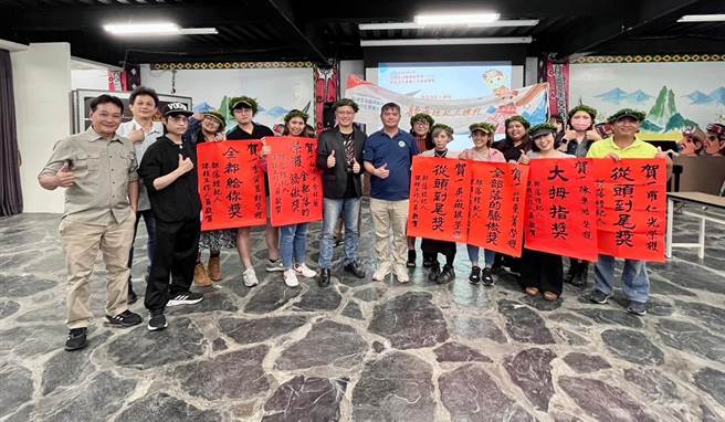 原乡部落经纪人课程结训，奖励学员在课程中优异的表现。(屏县府提供)