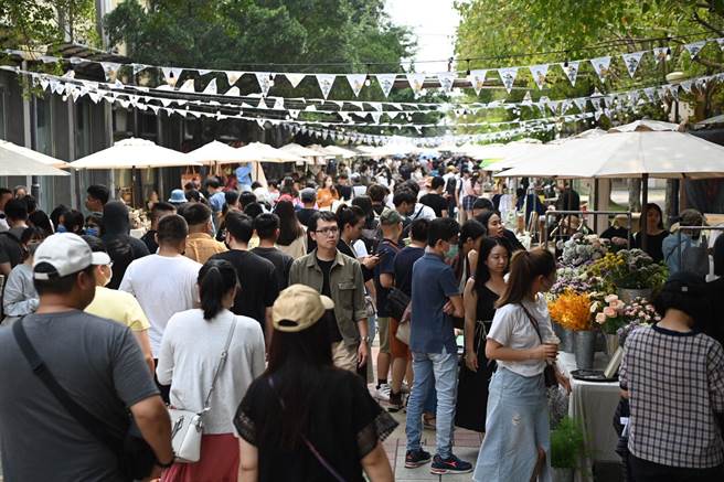 今年第1场开嘉市集今在嘉义文化创意园区盛大开幕，现场人潮爆满。（嘉义市政府提供∕吕妍庭嘉义传真）