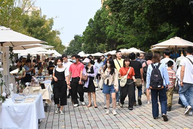今年第1场开嘉市集今在嘉义文化创意园区盛大开幕，现场人潮爆满。（嘉义市政府提供∕吕妍庭嘉义传真）