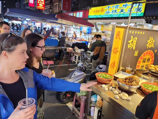 AIT主席罗森柏格表示，她超爱胡椒饼、烤鱿鱼。（取自美国在台协会 AIT脸书）