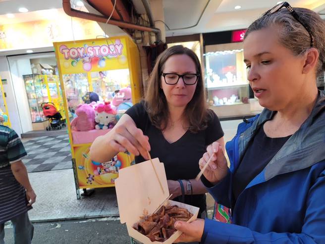 AIT主席罗森柏格表示，她超爱胡椒饼、烤鱿鱼。（取自美国在台协会 AIT脸书）