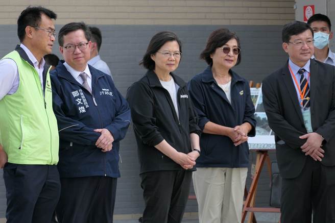 蔡英文总统（左三）参访云林县虎尾镇「马光有机集团栽培区」，加速大粮仓计画。（张朝欣摄）