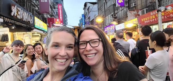 AIT主席罗森柏格表示， 她在饶河街夜市度过了一个很有趣的夜晚，超爱食物的香味和充满活力的气氛。（取自美国在台协会 AIT脸书）