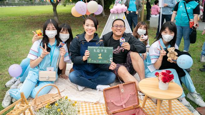 「免废市集‧野餐派对」活动，新竹市长高虹安担任摊主分享旧爱好物，呼吁惜物爱地球。（新竹市政府提供／王惠慧新竹传真）