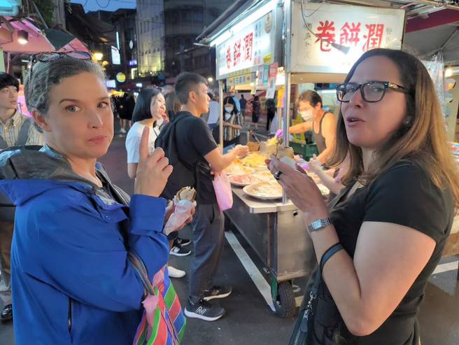 AIT处长孙晓雅带着AIT主席罗森柏格逛饶河街夜市，孙晓雅表示，这是她最喜欢带游客去的地方之一。孙晓雅手上拎着具有台湾特色的「阿嬷包」，成为亮点。（取自美国在台协会 AIT 脸书）