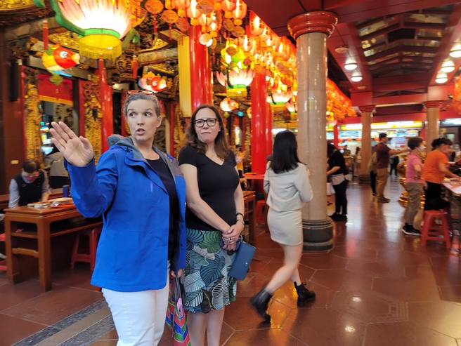 AIT处长孙晓雅陪 AIT主席罗森柏格逛饶河街夜市。（取自美国在台协会 AIT 脸书）