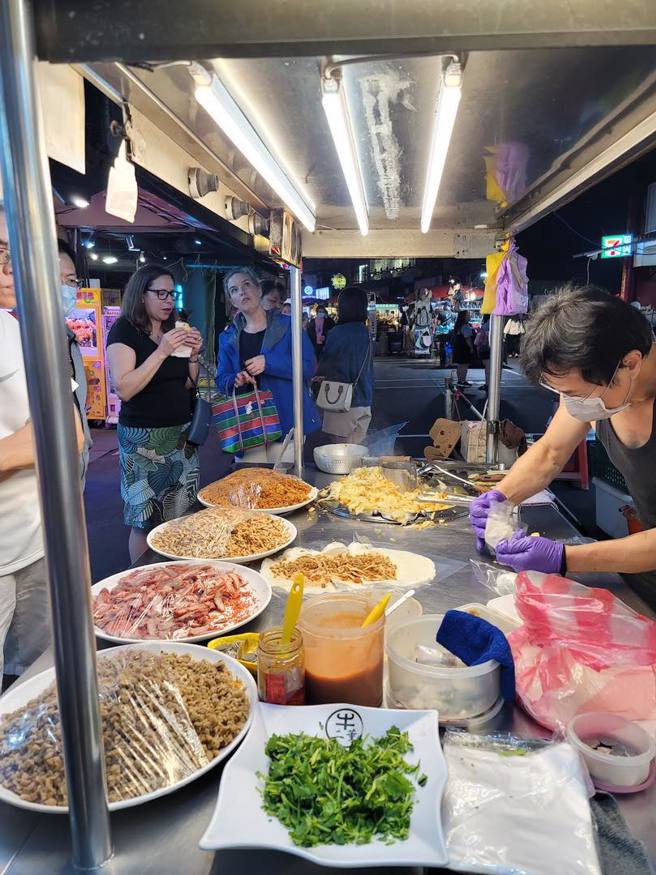 AIT处长孙晓雅陪 AIT主席罗森柏格逛饶河街夜市。（取自美国在台协会 AIT 脸书）