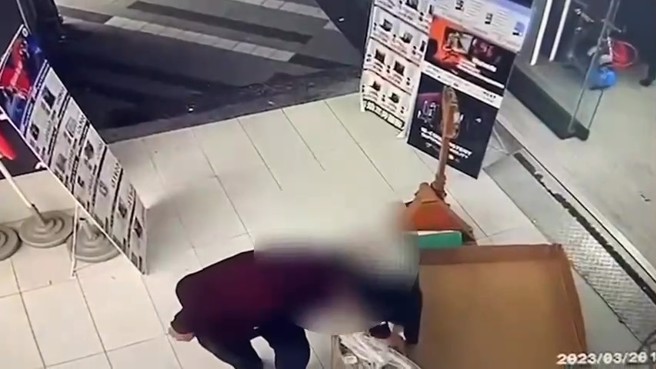 李姓犯嫌于一处电器行出没，行经该店家时见货车司机卸货之隙，顺手牵羊拿了货品后快步离去。（简铭柱翻摄）