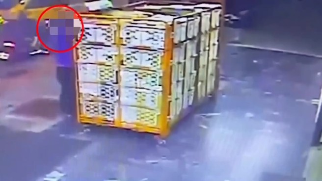 李姓犯嫌先于3月中旬，于中正区一处物流商货架处徘徊，见四下无人便上前将货架上包裹拿走，快步离开。（简铭柱翻摄）