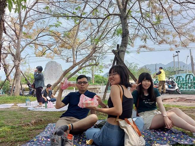 南化区结合黑糖、蜂蜜与花旗木在地特色，推出蜂蜜黑糖寻花产业活动，民眾在花海下野餐品尝甜点大呼甜到心里。（南化区公所提供／程炳璋台南传真）