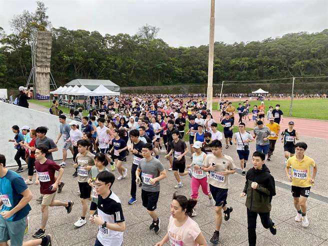 清大校庆环校路跑今早盛大开跑，眾人齐跑画面十分壮观。（清大提供／王惠慧新竹传真）