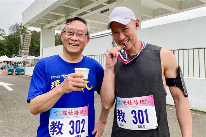 前校长贺陈弘（左）称讚校长高为元是「清华歷任跑最快的校长」。（清大提供／王惠慧新竹传真）