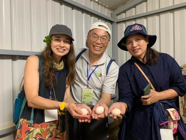 大学生协助架设养鸡围网，重现部落换工传统。(屏科大提供)