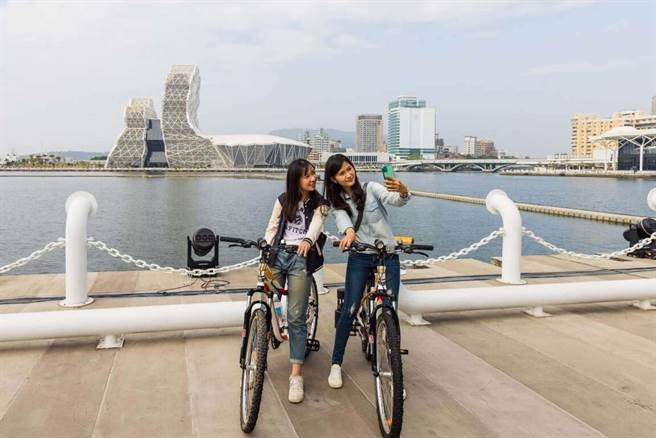 高市观光局推广低碳旅游，推荐可骑单车游览亚洲新湾区。（高市观光局提供／柯宗纬高雄传真）