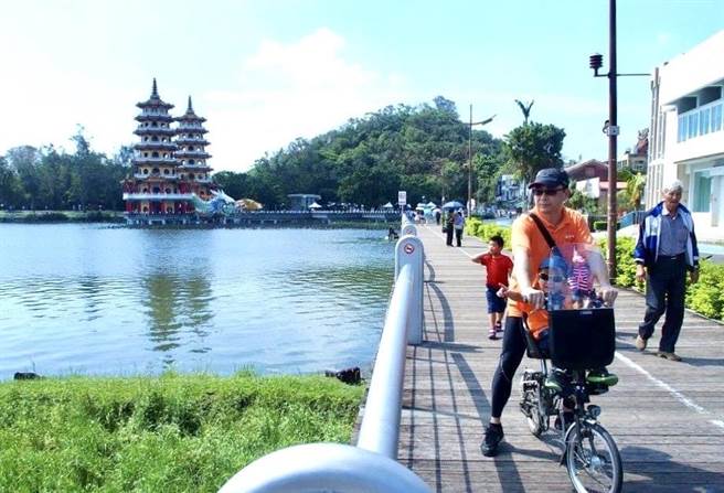 左营莲池潭深受观光客喜爱，环潭自行车道景色优美。（高市观光局提供／柯宗纬高雄传真）