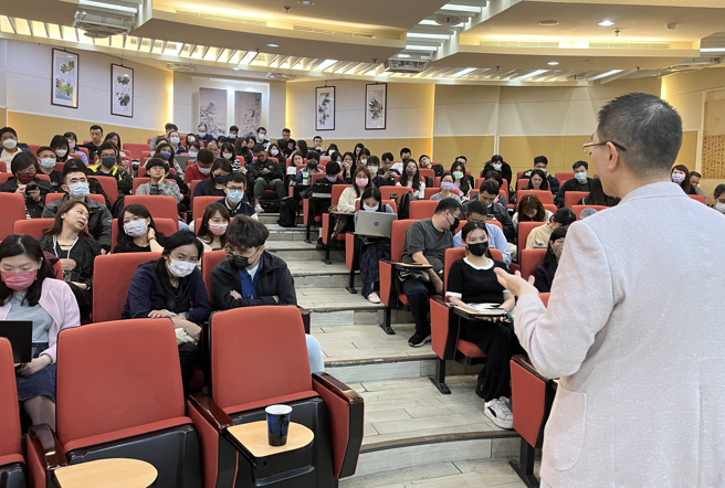 谢国梁以小市民「小爱爸爸」的观点出发，希望将基隆带向「家庭城市」的理想境界。（图／政大地政系提供）