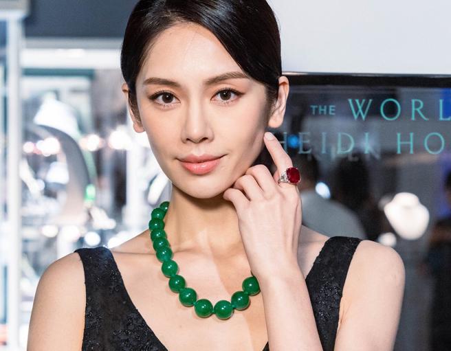 佳士得香港春拍预展登台，模特儿展示全场最贵的红宝石戒指，以及海蒂霍顿珍藏的翡翠珠炼，起拍价为300万美金。（罗永铭摄）