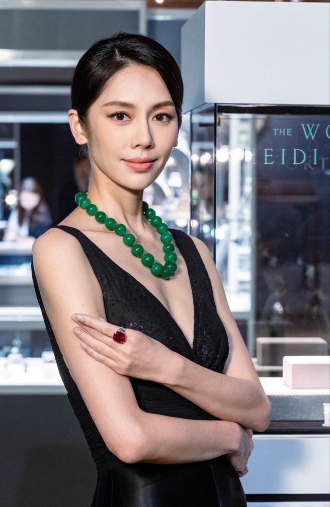 佳士得香港春拍预展登台，模特儿展示全场最贵的红宝石戒指，以及海蒂霍顿珍藏的翡翠珠炼，起拍价为300万美金。（罗永铭摄）