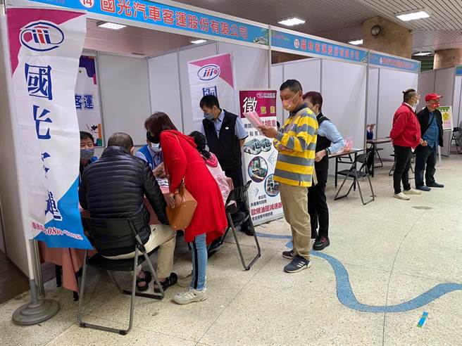 公路总局协助业界在全国办理6场扩大徵才，台北场今日登场，有22家客运、16家游览车业者设摊。（陈佑诚摄）