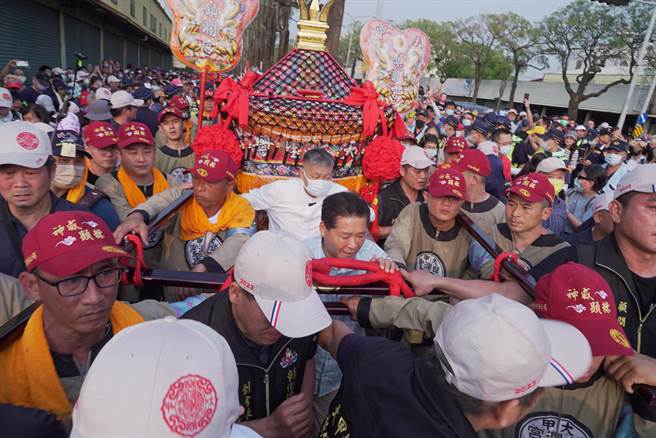 大甲鎮瀾宮董事長顏清標親自將神轎交接給彰化縣長王惠美，先後以清香、鮮花接駕，並掀轎簾面秉聖駕。（吳建輝攝）