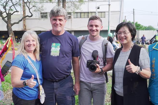 網紅小貝也帶著父母來體驗大甲媽祖，開心與縣長王惠美相見歡。（吳建輝攝）