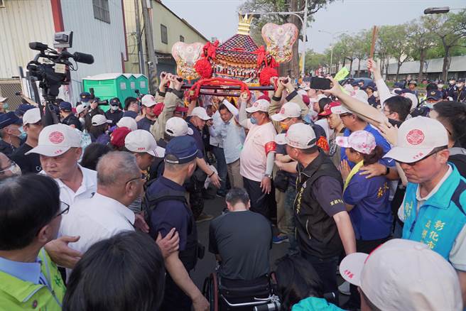 因為現場人潮過多並未開放鑽轎，不過大甲鎮瀾宮董事長顏清標示意讓現場等候多時的身障朋友鑽轎，場面溫馨。（吳建輝攝）