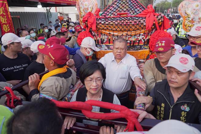 王惠美接下鑾轎後，與前議長白鴻森一同向前，正式展開媽祖在彰化巡禮。（吳建輝攝）
