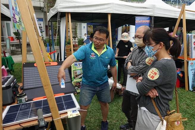 新北市永續環境教育中心今(22日)舉辦氣候變遷特展開幕暨園遊會，佈展方式導入WEB AR多媒體，以八里地區五種常見動物為代言人，推出五大綠生活主題，為遊客介紹「我的城市、我守護~新北綠生活」。(黃敬文翻攝)