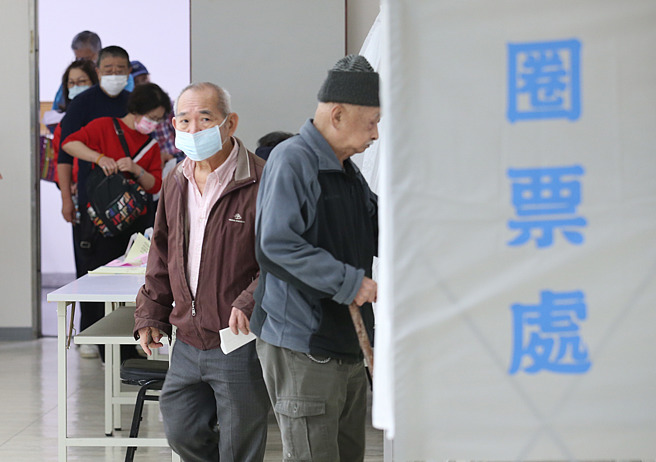 国民党党内立委初选投票，北市第7选区（信义、南松山区）党员前往位于台北市议会的投票所投票。（姚志平摄）