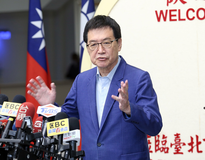 国民党党内立委初选，立委费鸿泰22日前往位于台北市议会的投票所投票，针对徐巧芯指控其涉嫌包车载人投票，费鸿泰反控徐抹黑污蔑。（姚志平摄）