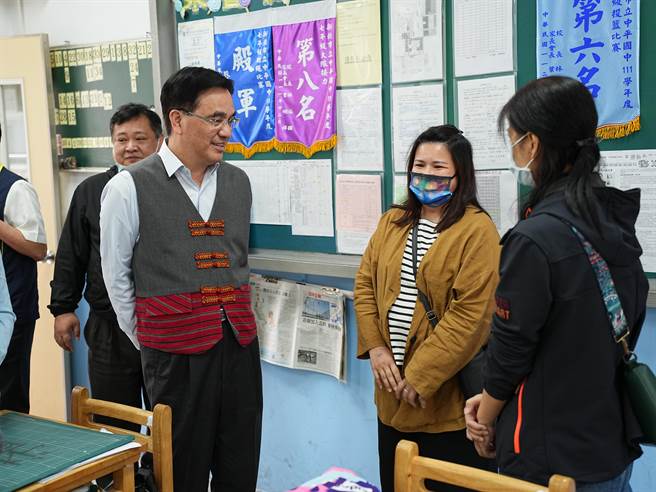 原住民族委员会办理「112年第1次原住民族语言能力认证测验」，本次报考总计1万6602人，今(22)日在全国17考区共77试区举行，原民会主席夷将．拔路儿(Icyang．Parod)，下午特别到新北市新庄中平国中考场巡视。(黄敬文摄)