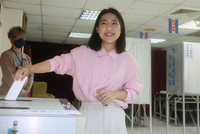 国民党北市信义南松山立委初选党员投票22日举行,参与初选的北市议员徐巧芯22日前往投票所投票并受访。(陈信翰摄)