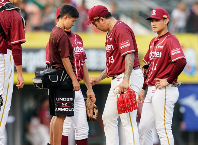 乐天桃猿陈鸿文22日临危授命接替身体不适的洋投霍尔先发，但也在3局下出现右手肘不适的情况提前退场。（乐天桃猿提供）