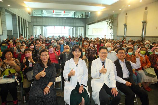 「旺旺中时生活讲堂─健康系列讲座：认识失智症的基础先修班」22日在中国时报大楼二楼大厅举行，由颐泰健康事业集团执行长吴沅镁（前排左起）、联新国际医院神经内科主治医师郭芷毓、德林诊所家庭医学专科医师林毅敦与颐泰健康事业集团董事长职念一主讲。（张铠乙摄）