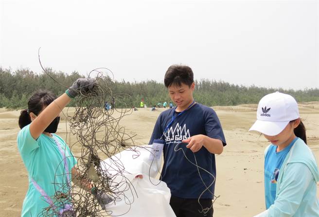 嘉义大学师生、嘉大附小童军团及嘉义县好美国小80位师生，共同到嘉义县布袋镇好美沙滩净滩。（嘉义大学提供∕吕妍庭嘉义传真）