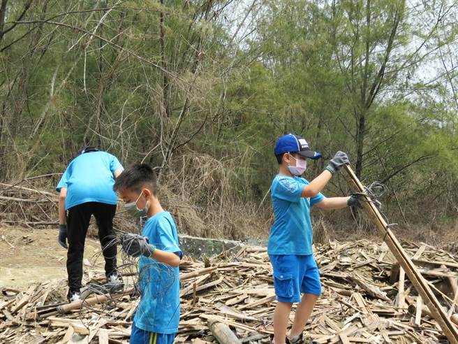 嘉义大学师生、嘉大附小童军团及嘉义县好美国小80位师生，共同到嘉义县布袋镇好美沙滩净滩。（嘉义大学提供∕吕妍庭嘉义传真）