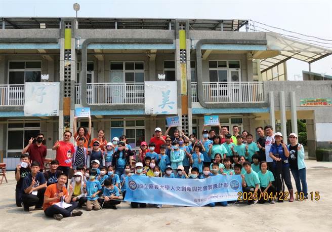 嘉义大学师生、嘉大附小童军团及嘉义县好美国小80位师生，共同到嘉义县布袋镇好美沙滩净滩。（嘉义大学提供∕吕妍庭嘉义传真）