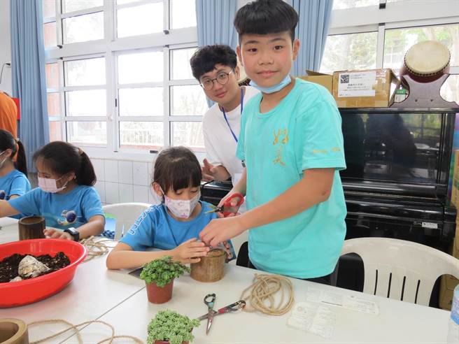 好美国小高年级学生教导嘉大附小学生将废弃的蚵棚架作为植栽盆器。（嘉义大学提供∕吕妍庭嘉义传真）
