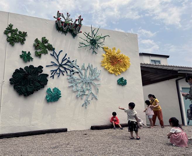 林资芬的作品《微物森林：地衣》使用工业废布、回收填充材料进行创作，打造出微小而型态多样的地衣形态。（陈淑娥摄）