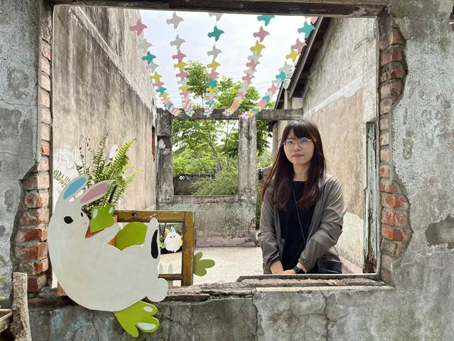 柯颂葳作品《兔植廊》，运用原眷舍门口的「植物门牌」概念期盼为游客探索眷舍空间时带来更多的惊喜与发现.。（陈淑娥摄）