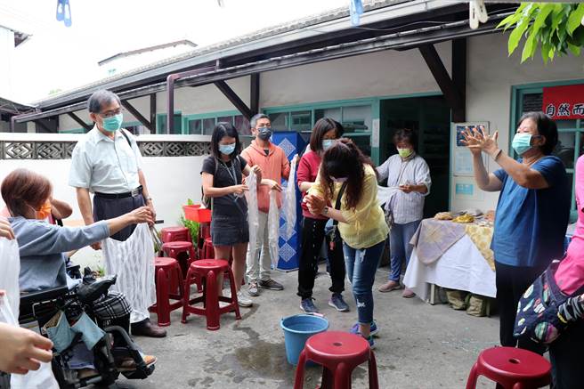 手作活动「自然而染~洋葱染丝巾」吸引许多民眾报名参加。（陈淑娥摄）