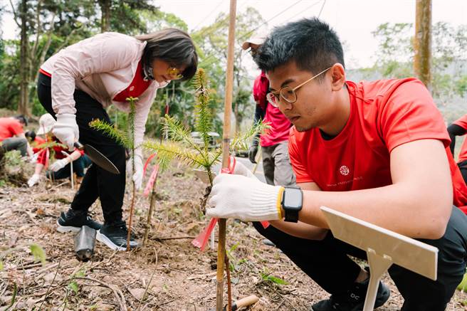 三发地产启动「一屋一树 三发植树」专案，2023年地球日前夕再次认养1公顷林地。（柯宗纬翻摄）