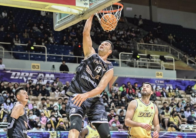 德古拉单手灌篮取分。(猎鹰提供)