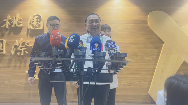 新北市长侯友宜自新加坡返国，在机场发表简短谈话。（吕健豪摄）