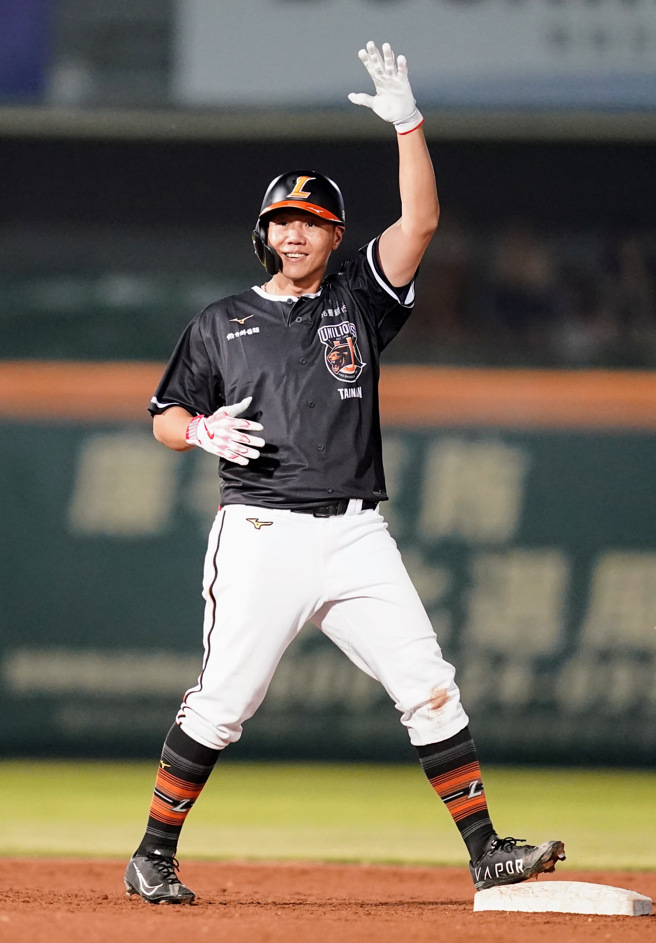 统一狮林益全在4局下敲出二垒打，达成生涯1900安里程碑。（统一狮提供）