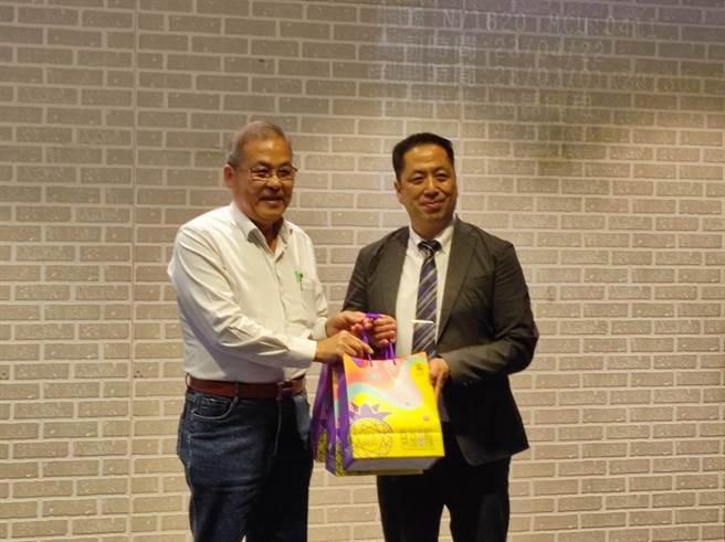 農業局長張清榮（左）致贈伴手禮予永旺九州株式會社營業企劃部江口弘明部長（右）。（高雄市農業局提供／林雅惠傳真）