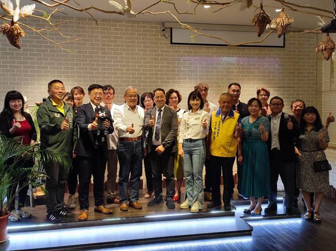 高雄市農業局與日本最大零售集團永旺（AEON）九州株式會社一同舉辦高雄農產媒合會，立委趙天麟、高雄市議員江瑞鴻和李雅慧等人共同出席見證。（高雄市農業局提供／林雅惠傳真）