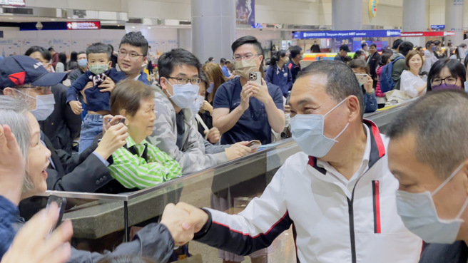 新北市长侯友宜自新加坡返国。（吕健豪摄）