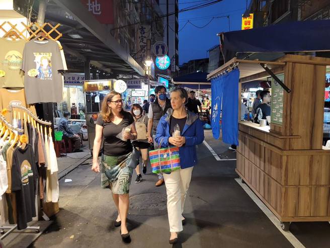 AIT处长孙晓雅带着AIT主席罗森柏格逛饶河街夜市，孙晓雅表示，这是她最喜欢带游客去的地方之一。孙晓雅手上拎着具有台湾特色的「阿嬷包」，成为亮点。（取自美国在台协会 AIT 脸书）