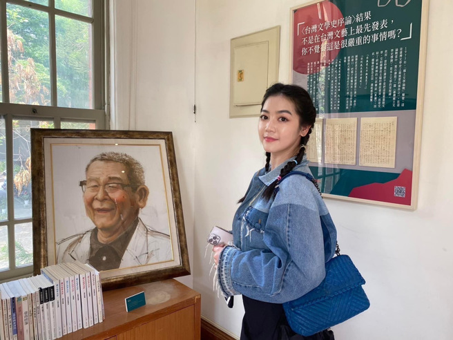 刘方慈在脸书晒出到台南旅游的美照，只见她难得着一身轻便服装，在叶石涛文学馆拍起系列文青照。(翻摄自刘方慈脸书）